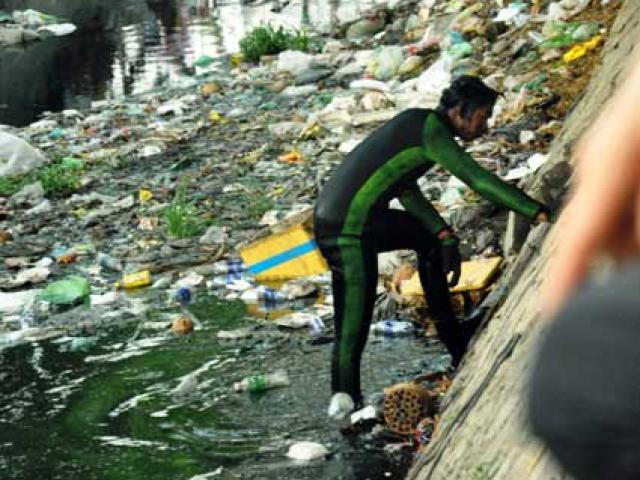 Video An ninh - Clip: 8 người nhái lặn kênh thối tìm két sắt bị trộm