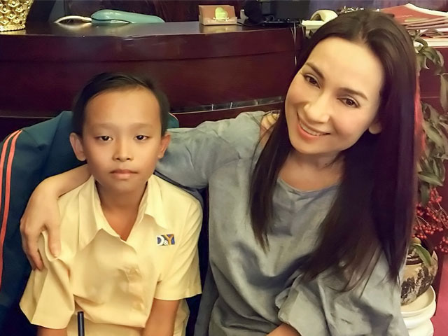 Ca nhạc - MTV - Phi Nhung lo học phí cho cậu bé hát đám cưới hết lớp 12