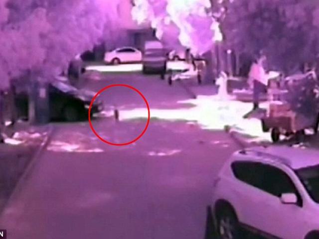 Thế giới - TQ: Bé trai bị ô tô chèn chết khi mẹ mải dùng điện thoại