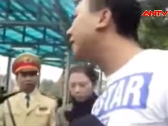 Video An ninh - Clip: "Quái xế" ngổ ngáo cãi lý, xúc phạm cảnh sát 141