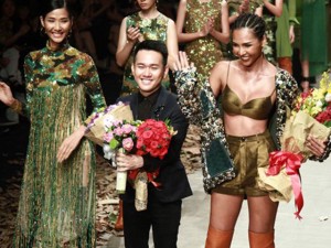 Xu hướng thời trang - NTK Lê Thanh Hòa mang cả rừng lá khô lên sàn catwalk