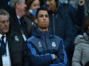 Bóng đá - Góc châm biếm: Ronaldo ngồi buồn nghe bản nhạc &quot;Si&quot;