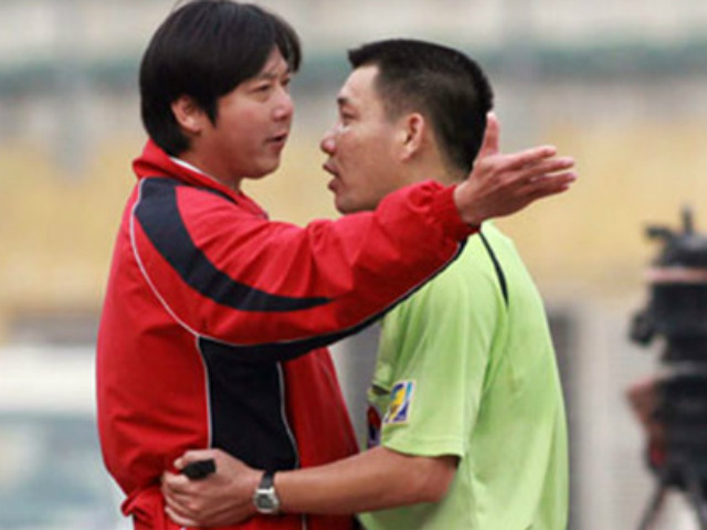 Bóng đá - Mặc ‘áo giáp’ cho trọng tài