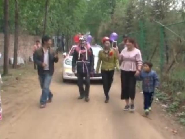 Bạn trẻ - Cuộc sống - Cha mẹ kéo xe hoa cho con trong ngày cưới gây phẫn nộ