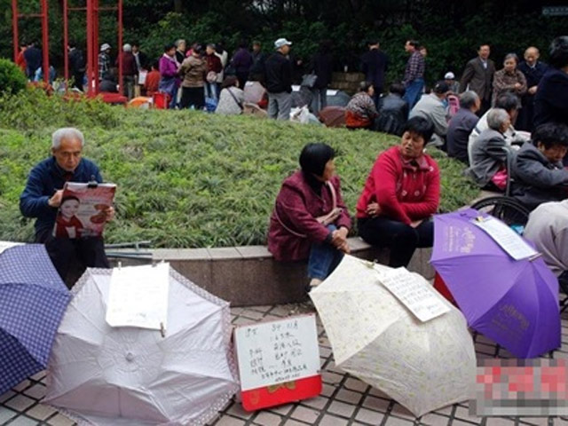 Bạn trẻ - Cuộc sống - Sợ con ế, phụ huynh TQ đổ xô ra công viên mai mối