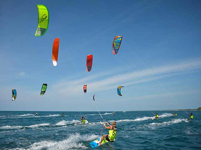 Thể thao - Cuộc đua kỳ lạ: Lướt ván diều đấu với xe đạp