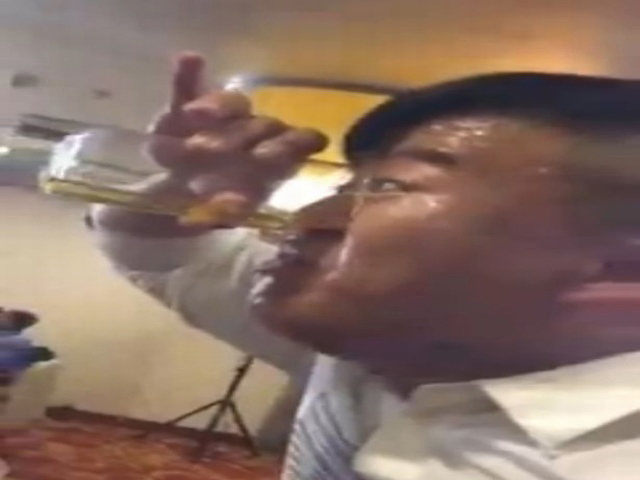 Phi thường - kỳ quặc - Kinh ngạc: Người đàn ông có khả năng uống bia bằng mũi