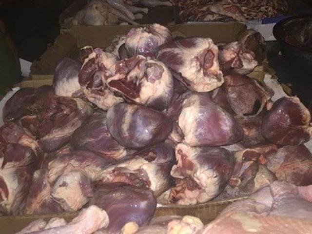 Tiêu hủy hơn 500kg thực phẩm bẩn không rõ nguồn gốc tại chợ Phùng Khoang