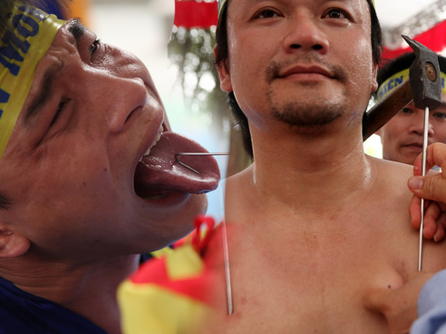 Tin tức trong ngày - Rùng mình xem đóng đinh 20cm vào người