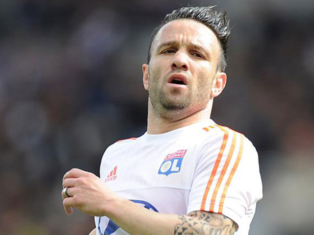 Bóng đá - “Hung thần” của Benzema hành hung fan khuyết tật