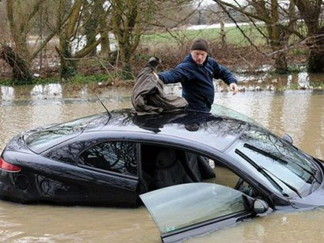 Cười 24h - Những vụ tai nạn ô tô "ngớ ngẩn" nhất quả đất