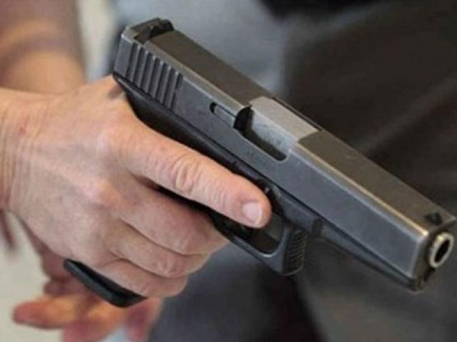 Pháp luật - Truy tìm 2 người mặc thường phục xưng CA chèn xe, nổ súng