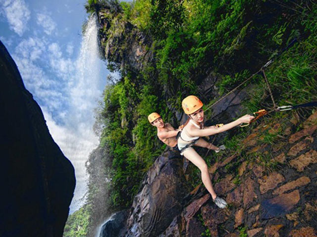 Bạn trẻ - Cuộc sống - Cầu hôn "bá đạo" trên vách núi nguy hiểm nhất Trung Quốc