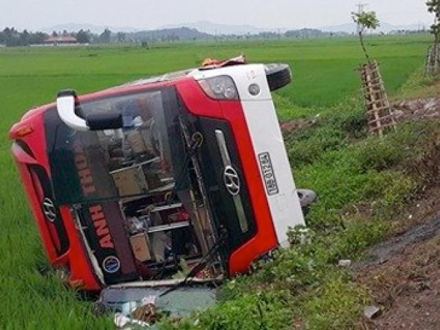 Tin tức trong ngày - Giây phút lật xe khách kinh hoàng tại Nghệ An