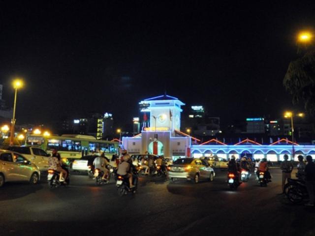 Tin tức trong ngày - Dân đổ về trung tâm Sài Gòn chờ xem pháo hoa tầm cao