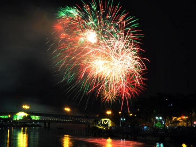 Tin tức trong ngày - Ngắm pháo hoa rực sáng trên bầu trời Sài Gòn đêm 30/4