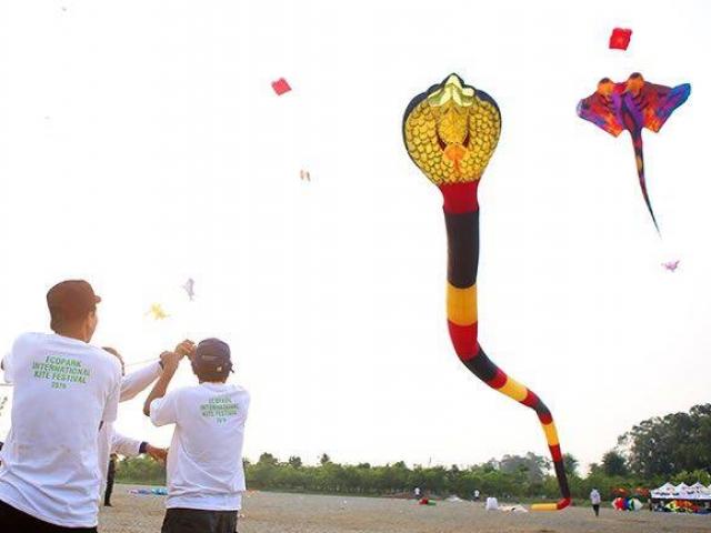 Tin tức trong ngày - Cận cảnh diều rắn dài trăm mét trên bầu trời Thủ đô