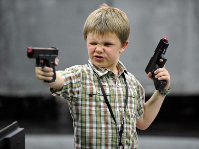 Mỹ: Cậu bé 11 tuổi bắn tên trộm khóc như mưa