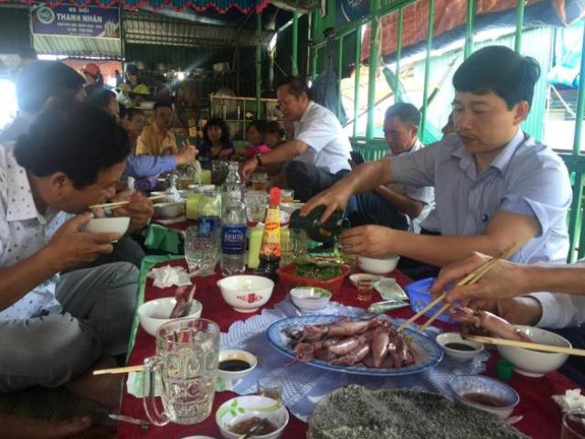 Tin tức trong ngày - Bộ trưởng Trương Minh Tuấn ăn mực tươi ở Vũng Áng