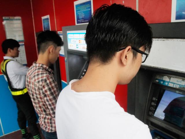 Kinh doanh - Hàng chục triệu thẻ ATM phải chuyển đổi