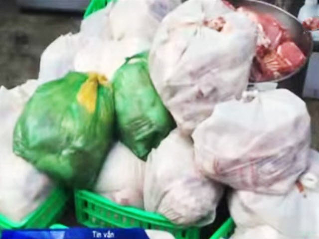 Thị trường - Tiêu dùng - Rùng mình, hơn 1 tấn thịt bẩn trong bếp ăn công nhân