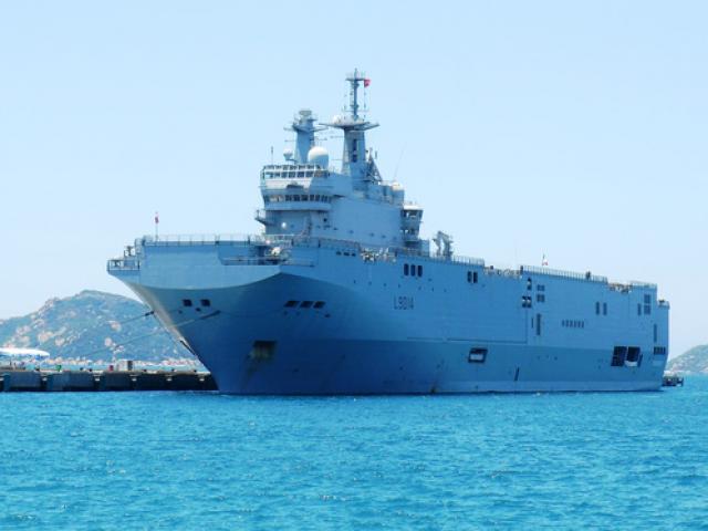 Tàu đổ bộ “khủng“ của Pháp cập cảng Cam Ranh