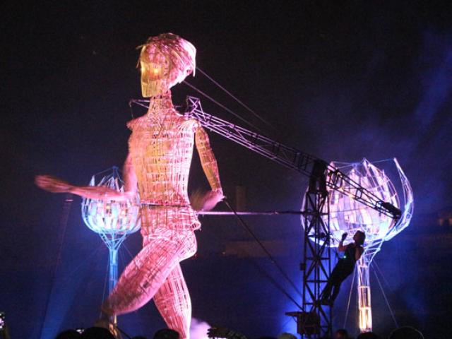 Tin tức trong ngày - Chú rối khổng lồ cao 7m dạo bước trên đường phố Huế