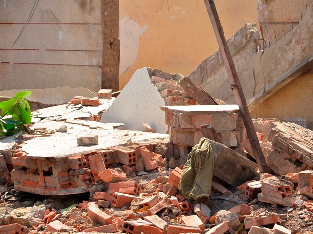 Tin tức trong ngày - Lốc xoáy bất ngờ, tường đổ sập lên 3 người