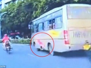 Thế giới - Video: Bé gái rơi khỏi cửa sổ xe bus đang chạy ở TQ