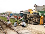 Tin tức trong ngày - Tàu hỏa tông xe tải, tài xế hoảng loạn nhập viện