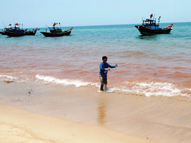 Phát hiện dải nước màu đỏ gạch dọc bờ biển Quảng Bình