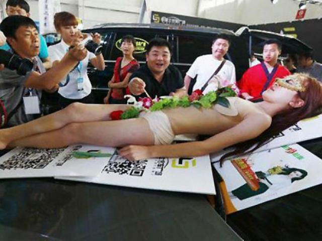 Bạn trẻ - Cuộc sống - Clip: Xôn xao thưởng thức đồ ăn trên cơ thể thiếu nữ