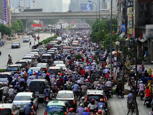 Tin tức trong ngày - Hà Nội: Sau nghỉ lễ, dân lại leo vỉa hè đi làm