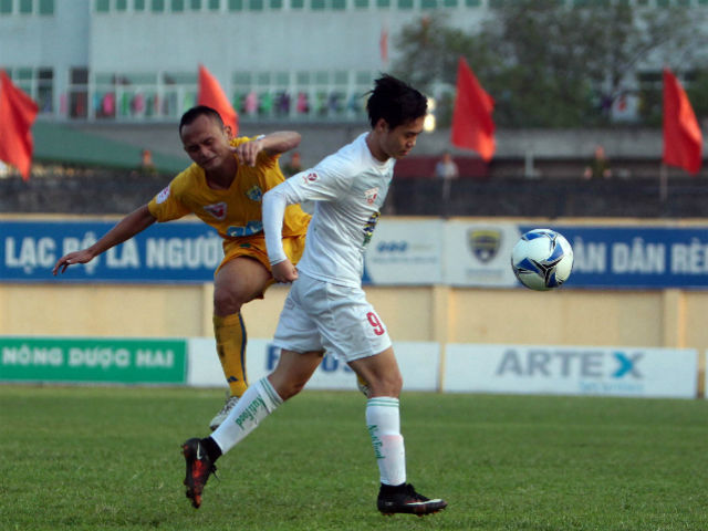 Bóng đá - Tiền đạo Văn Toàn bị cảnh cáo sau sự cố với trọng tài