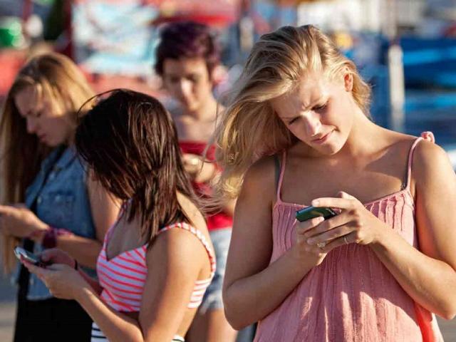 Thế giới - Người trẻ Mỹ “ôm” điện thoại 9 tiếng/ngày