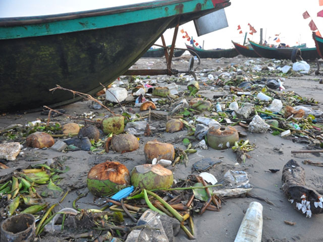 Tin tức trong ngày - Bãi biển ngập ngụa rác: Ai nai lưng ra dọn?