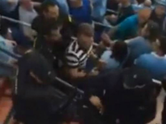 Bóng đá - Video: Cảnh sát TBN xô xát với fan cuồng Man City