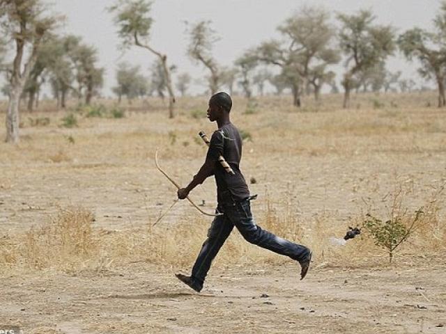 Thế giới - Bắn tên độc diệt nữ khủng bố sắp đánh bom ở Cameroon