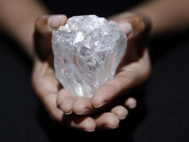 Tìm thấy viên kim cương 3 tỉ năm tuổi lớn nhất thế giới
