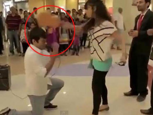 Bạn trẻ - Cuộc sống - Clip: Màn tỏ tình bất ngờ và cái kết đắng lòng