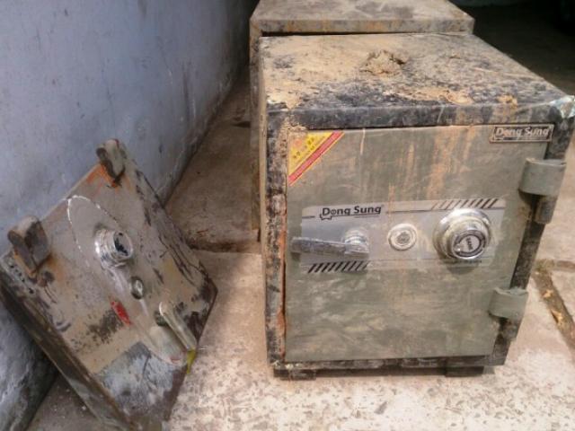 Pháp luật - Băng chuyên đột nhập nhà dân, trộm két sắt sa lưới