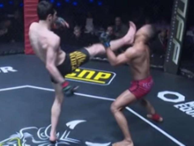 MMA: Đổ như chuối vì cú đạp vào yết hầu