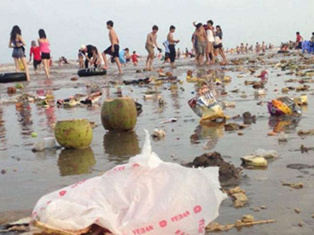 Tin tức trong ngày - Bãi biển thành bãi rác: “Đừng đòi hỏi du khách tự giác”