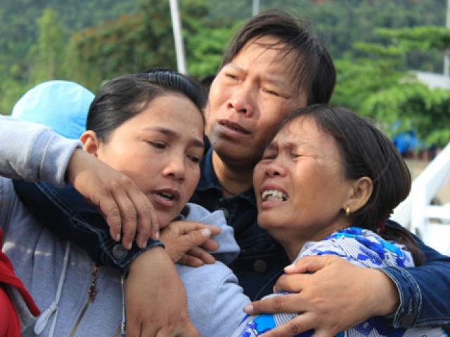 Tin tức trong ngày - Đẫm nước mắt ngày gặp mặt 34 ngư dân gặp nạn ở Hoàng Sa