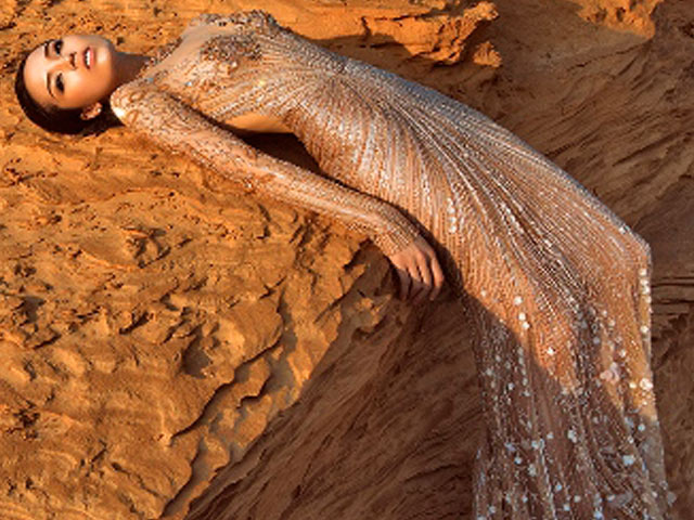 Người mẫu - Hoa hậu - Kỳ Duyên “úp mở” đường cong bên bờ biển