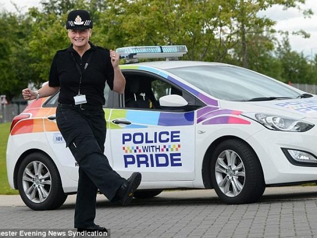 Bạn trẻ - Cuộc sống - Clip: Cảnh sát “gây sốt” với trào lưu nhảy múa