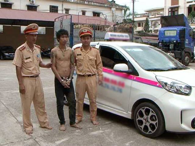 Pháp luật - CSGT nhảy xuống ruộng truy bắt người nghi "ôm" ma túy