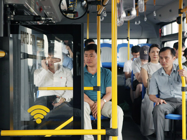 Tin tức trong ngày - Trải nghiệm xe buýt "5 sao" của Thủ đô