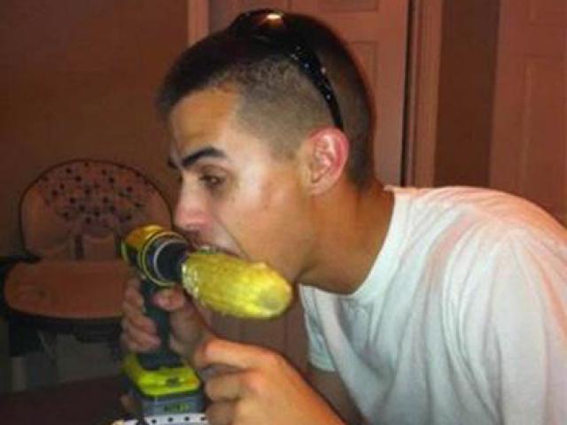 Bạn trẻ - Cuộc sống - Clip: Chàng trai ăn ngô theo phong cách "bá đạo"