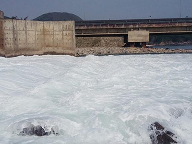 Tin tức trong ngày - Hà Tĩnh phát hiện dải nước lạ dài khoảng 10 km